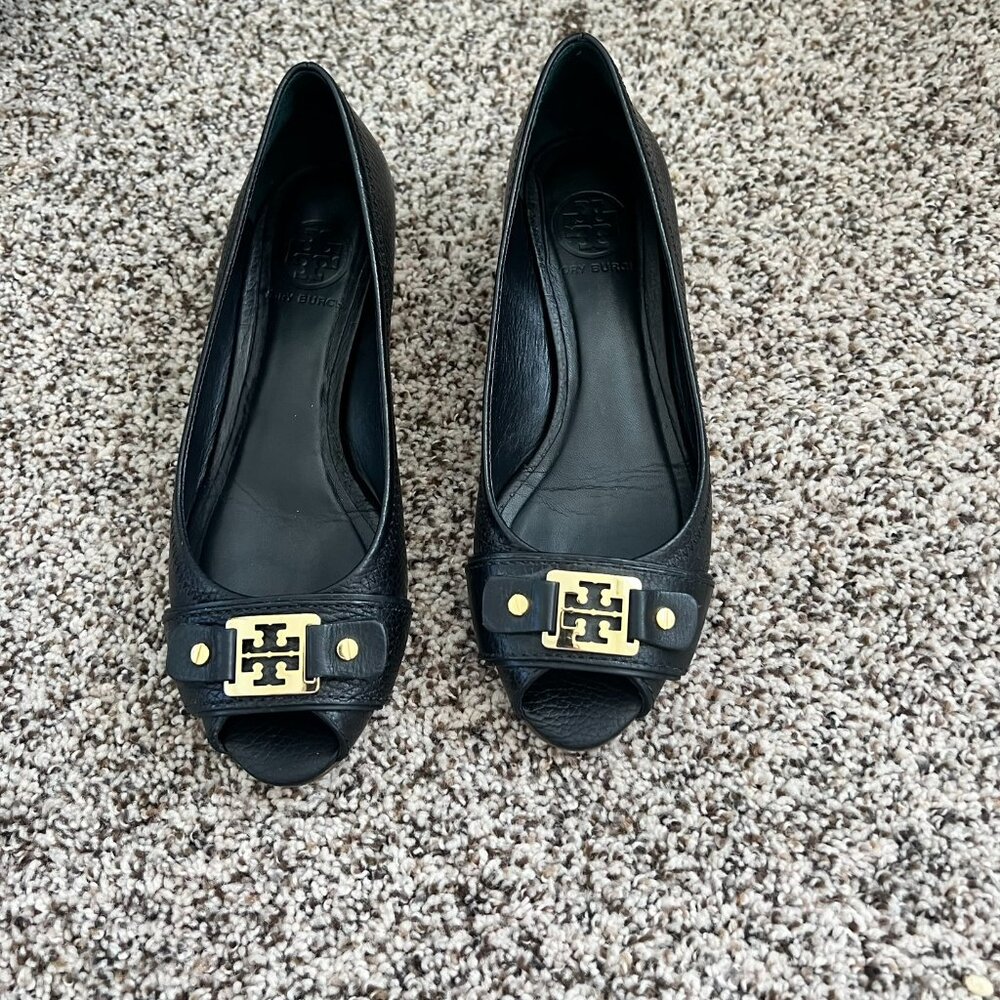 Tory Burch Logo Amanda Low Heel Wedge Shoes Black Leather Peep Toe Pumps Size 7
